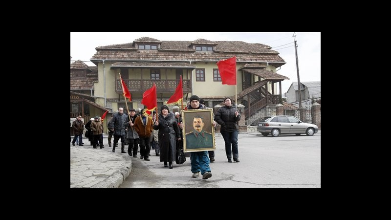 Russia, 60 anni da morte Stalin: nostalgici portano garofani su tomba