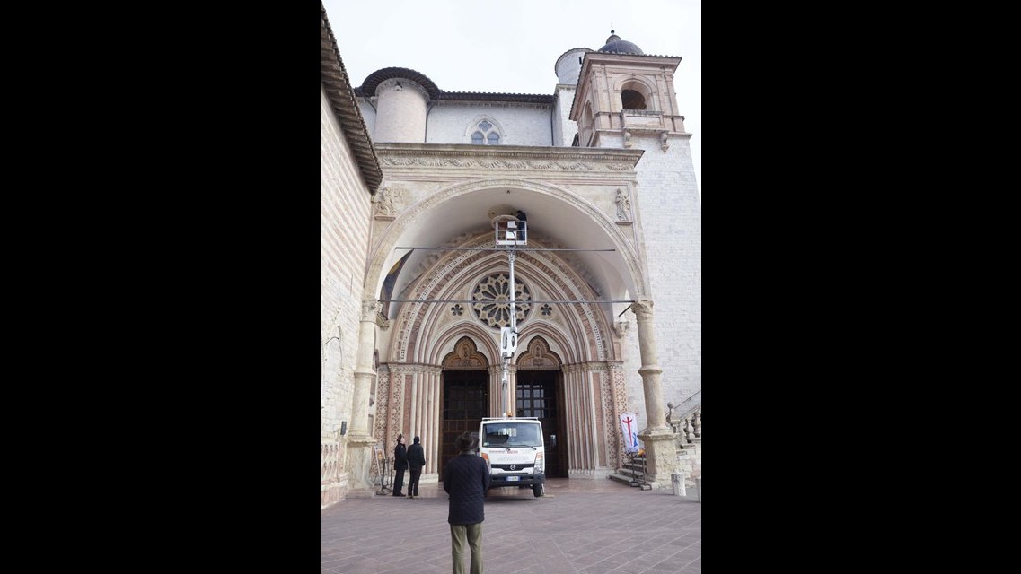 Assisi, rimosso stemma di Benedetto XVI da Basilica San Francesco