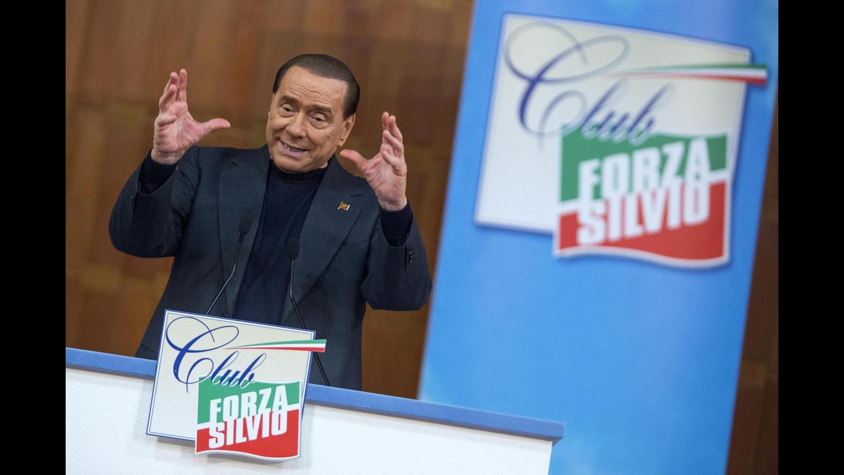 Berlusconi cita Madre Teresa e chiede ai club: Trovate genitori per i cani abbandonati