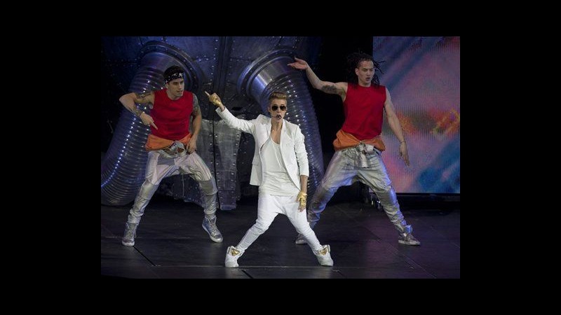 Justin Bieber inizia concerto a Londra in ritardo di due ore: Chiedo scusa
