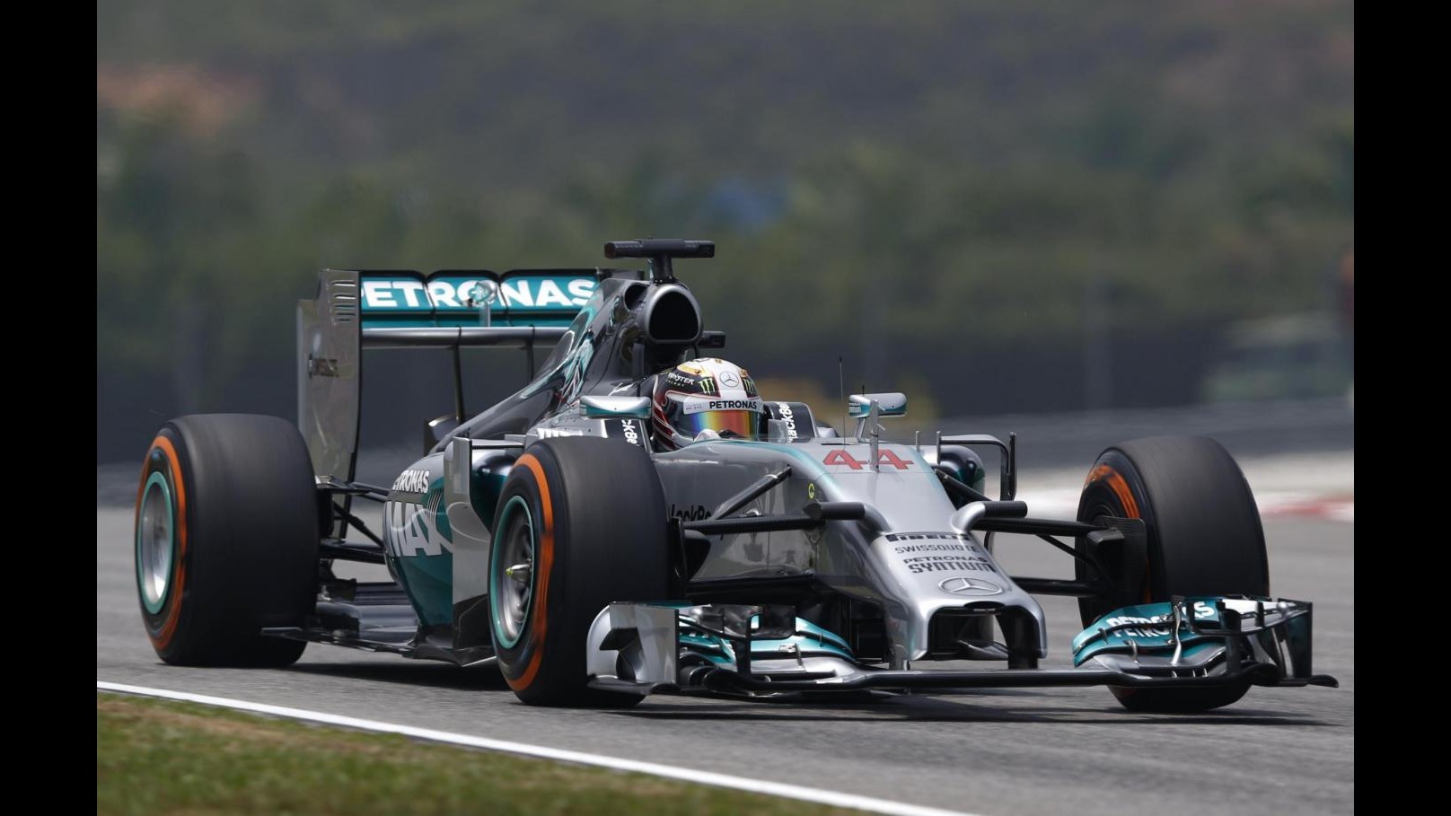 F1, Gp Malesia: Hamilton in pole sul bagnato davanti a Vettel, 4° Alonso e 6° Raikkonen