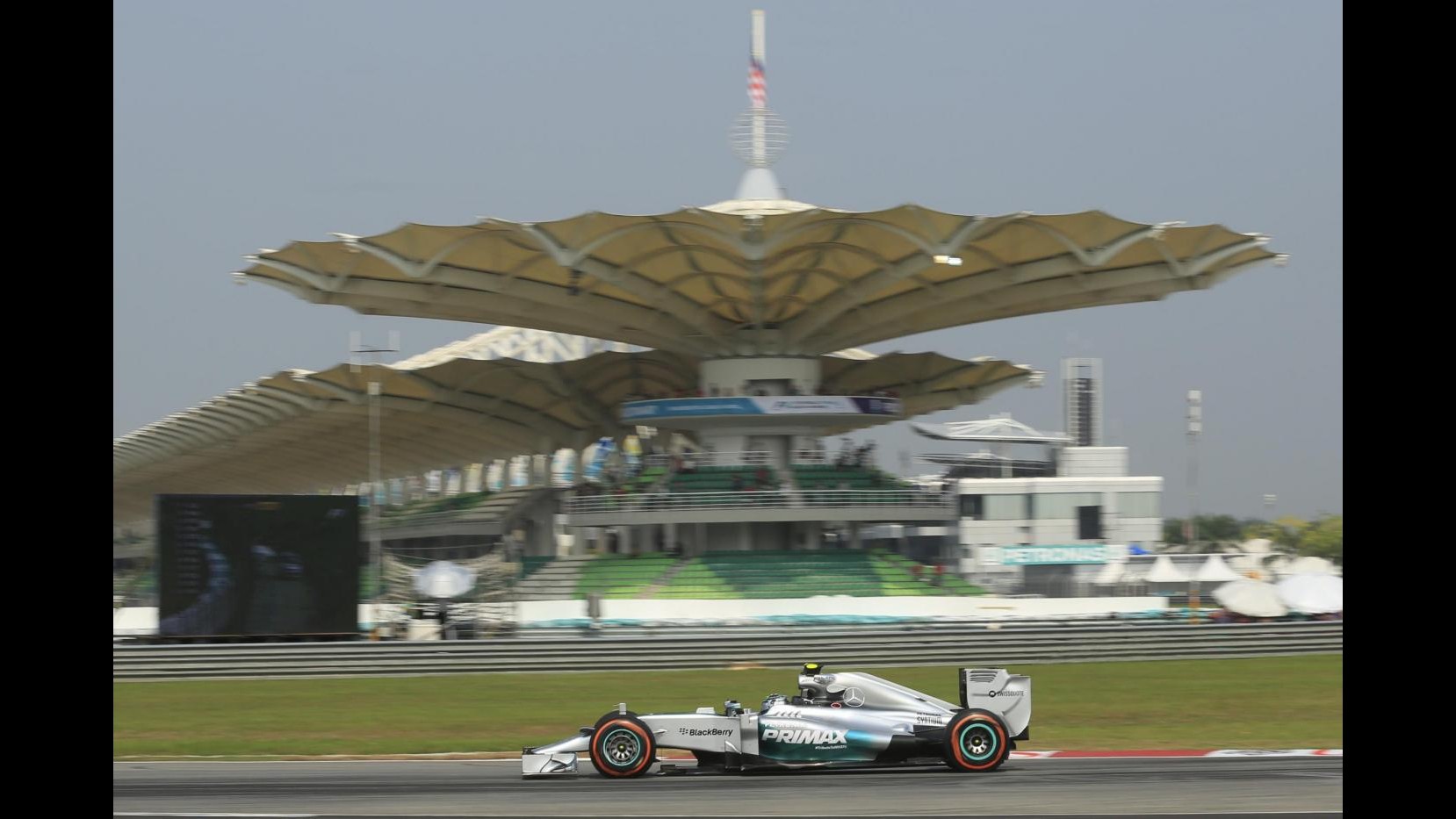F1, Gp Malesia: qualifiche posticipate per pioggia, Rosberg domina ultime libere