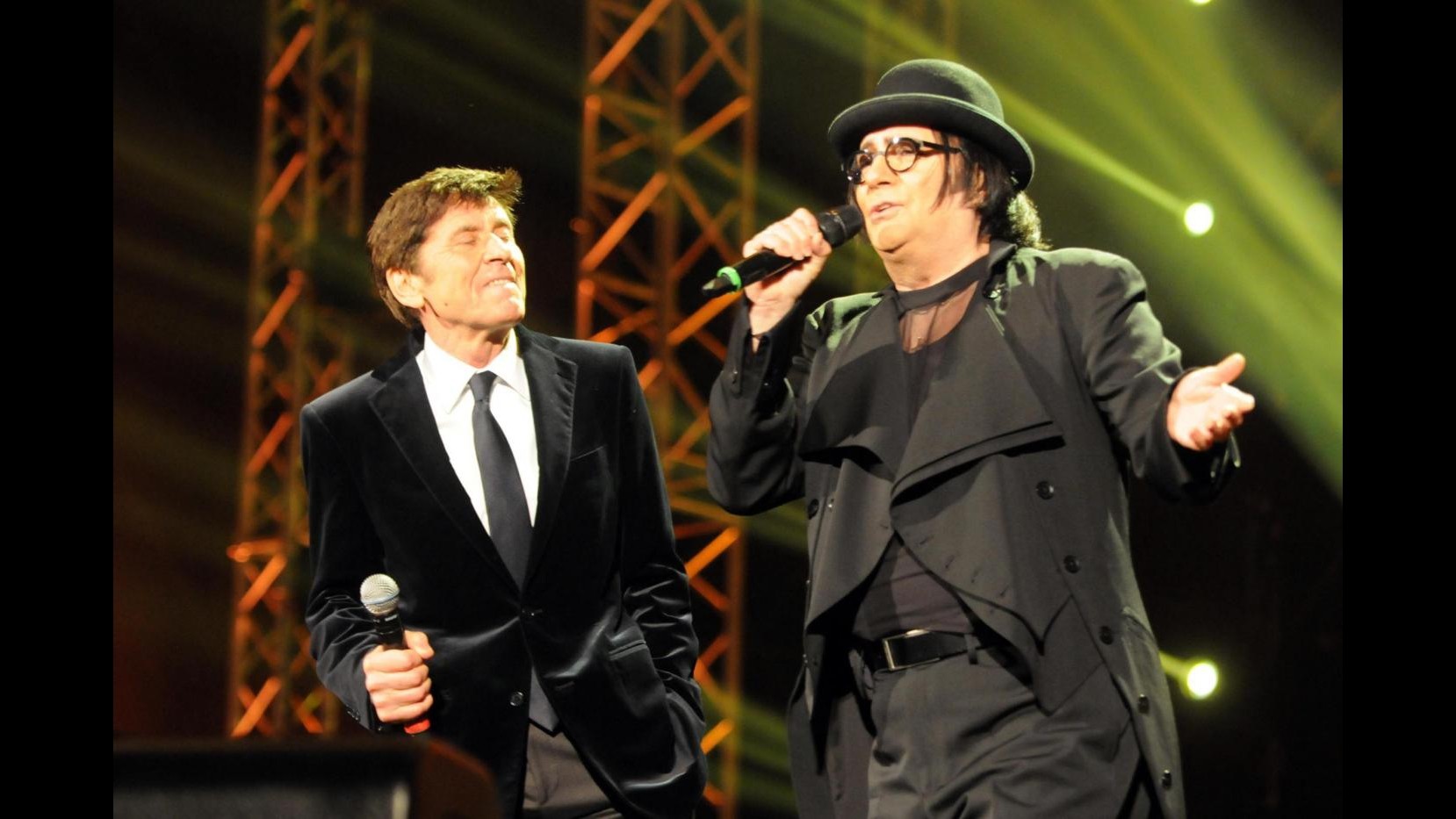 Piazza Maggiore a Bologna gremita per concerto in onore di Lucio Dalla