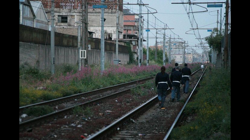 Bambino muore travolto dal treno: viveva in un campo nomadi vicino ai binari