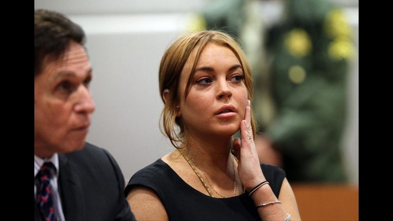 Lindsay Lohan furente con Charlie Sheen, intanto cambia avvocato