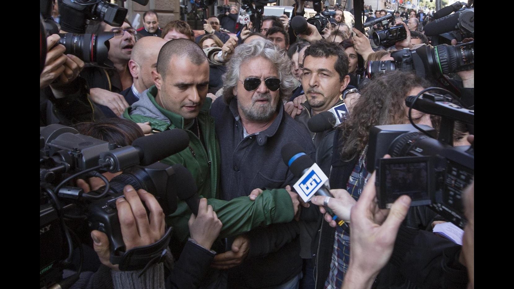 M5S: Via vecchi politici. Capigruppo Crimi e Lombardi. Rissa per Grillo