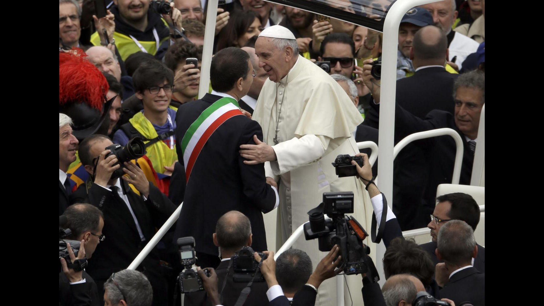 Canonizzazioni, il fuori programma di Bergoglio: in papa-mobile fino a via Conciliazione. Sale anche Marino