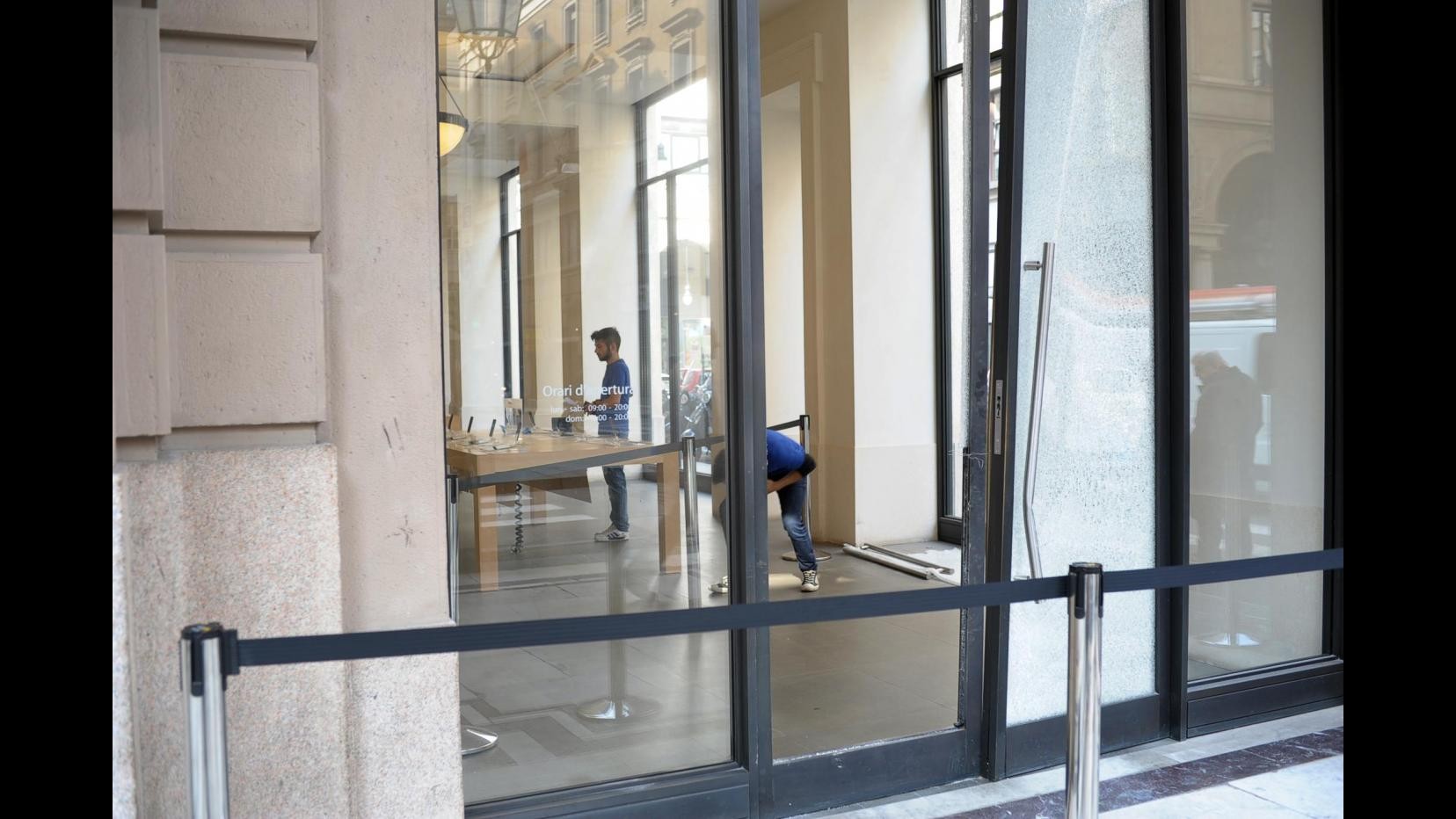 Torino, auto usata come ariete, rapina all’Apple store di via Roma