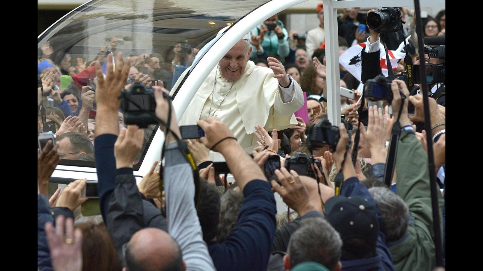 Giovanni XXIII e Giovanni Paolo II sono santi. Papa Francesco: Uomini coraggiosi