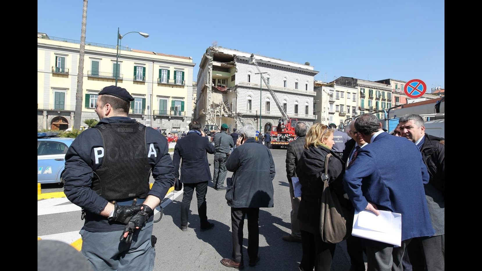 Napoli, crolla ala fabbricato di fronte a parco Villa Comunale