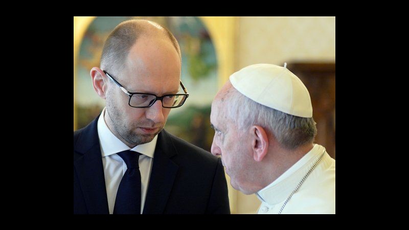 Ucraina, Yatsenyuk riceve penna dal Papa: Con questa scrivi ‘pace’