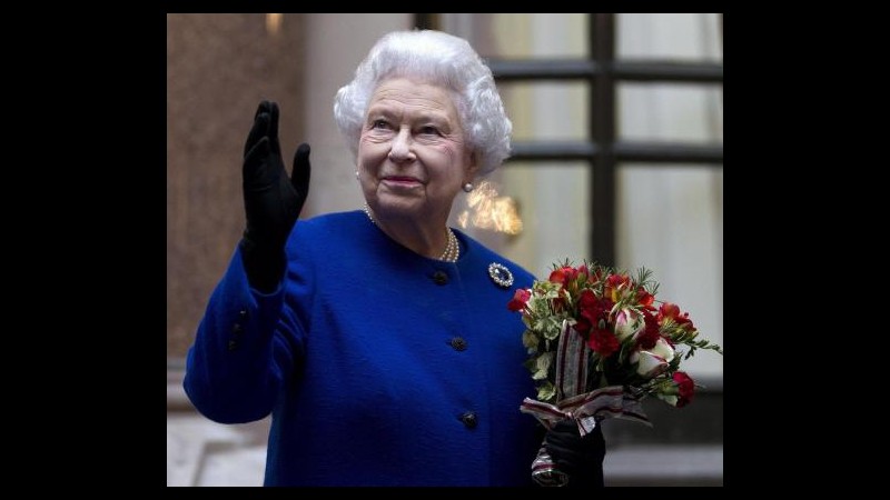 Regina Elisabetta II in ospedale a Londra, salta la visita a Roma
