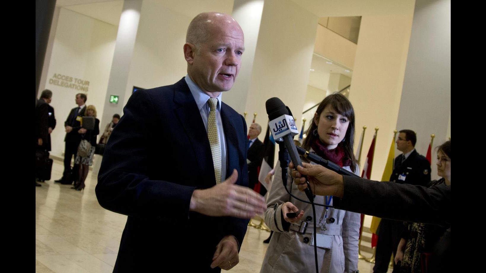 Siria, Hague: Non escludiamo fornitura armi ai ribelli