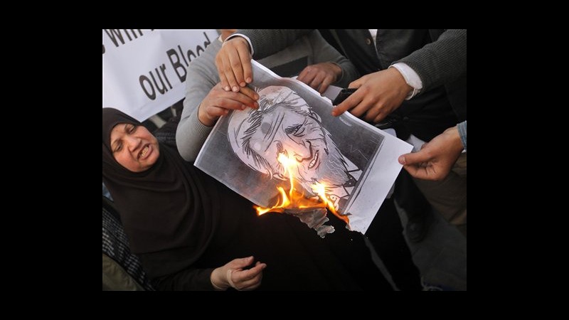Egitto, Kerry promuove dialogo e riforme, ma proseguono gli scontri