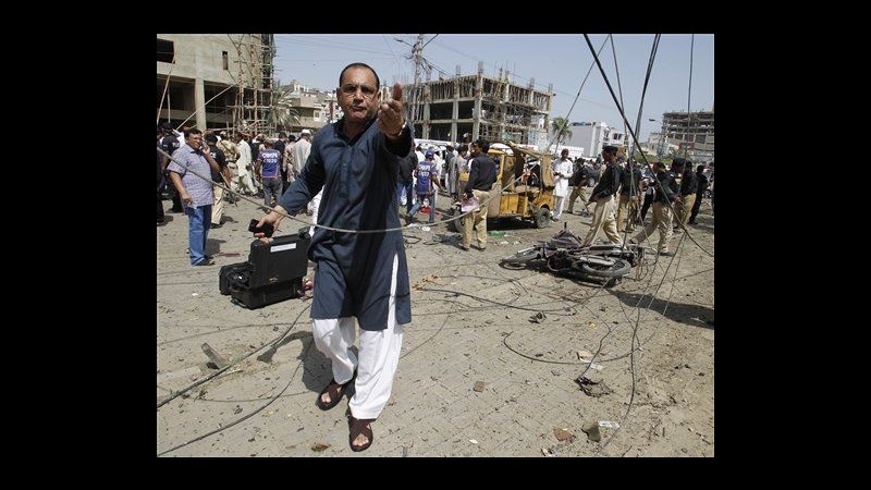 Pakistan, esplode bomba a Karachi: 4 morti e 25 feriti