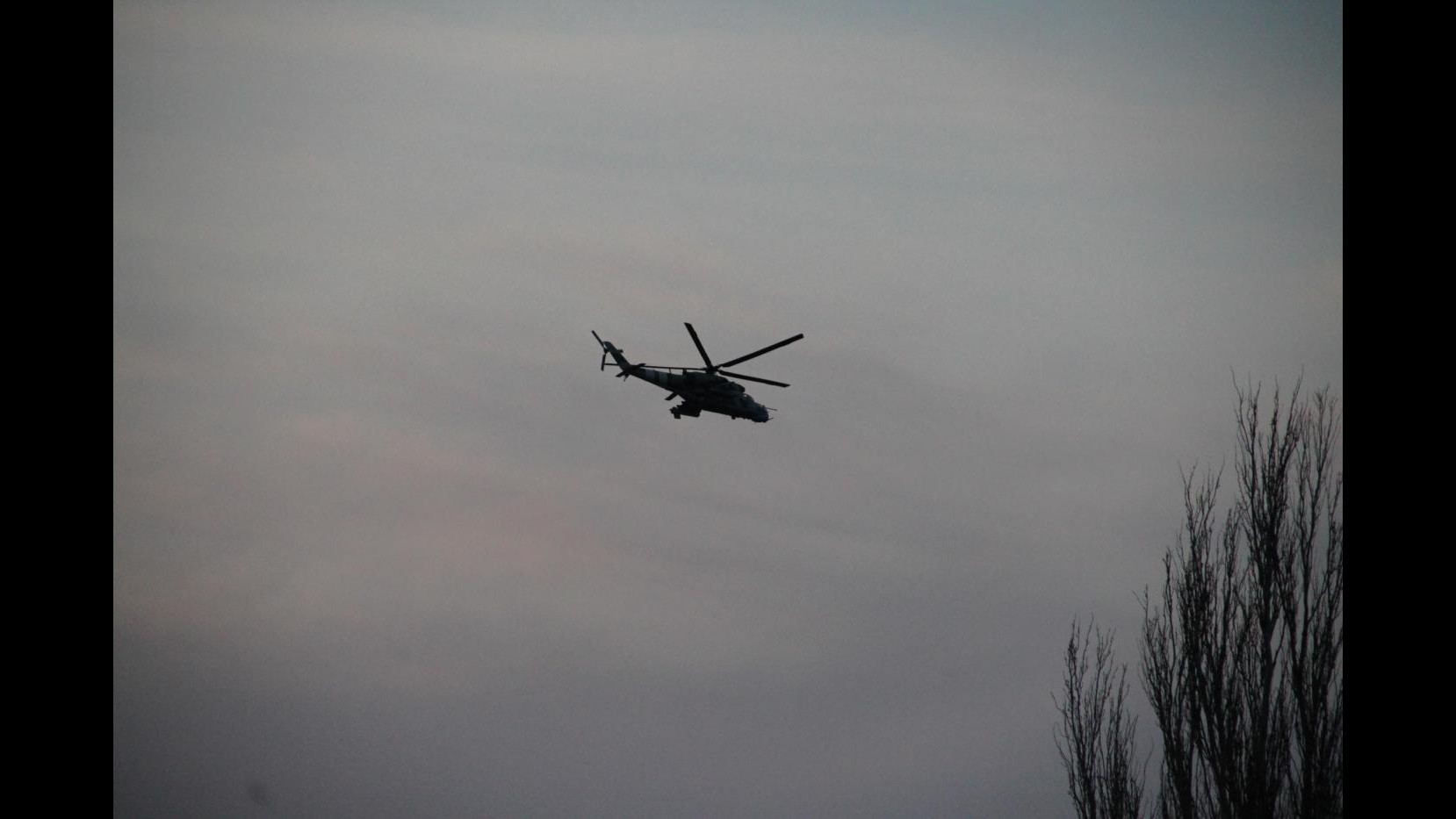 Ucraina, elicottero attaccato da granata: esplode, pilota ferito