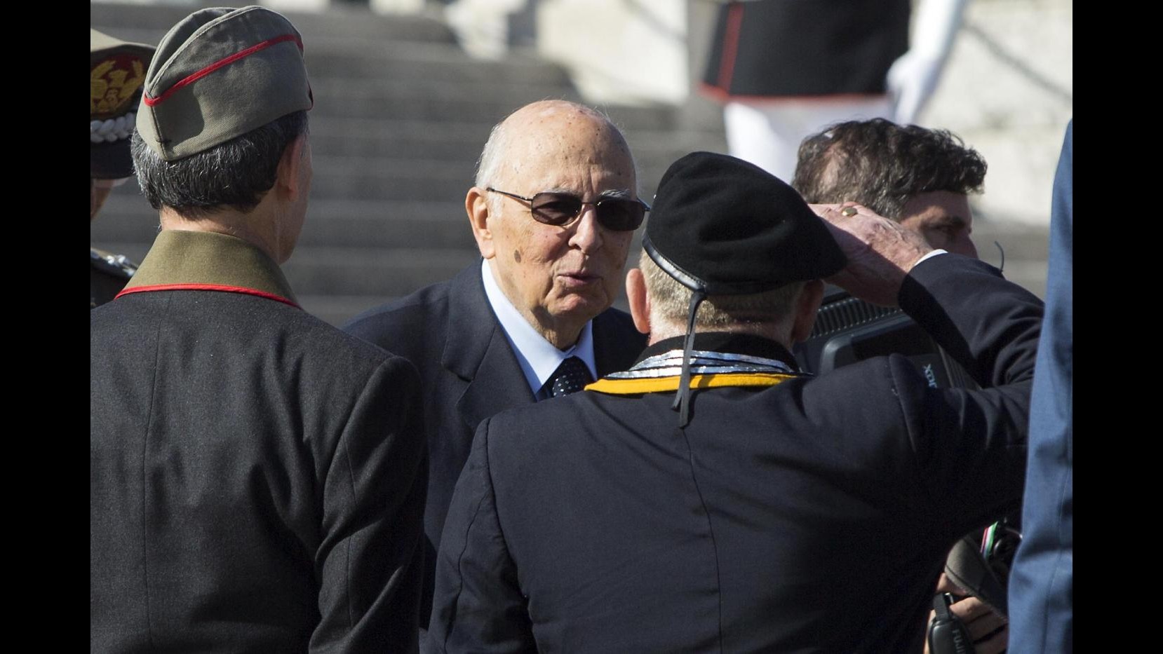 25 aprile, Napolitano depone corona alloro: presenti Renzi, Pinotti e Grasso