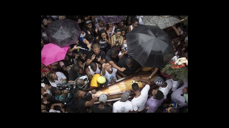 Brasile, proteste in favela di Rio dopo sepoltura ballerino ucciso
