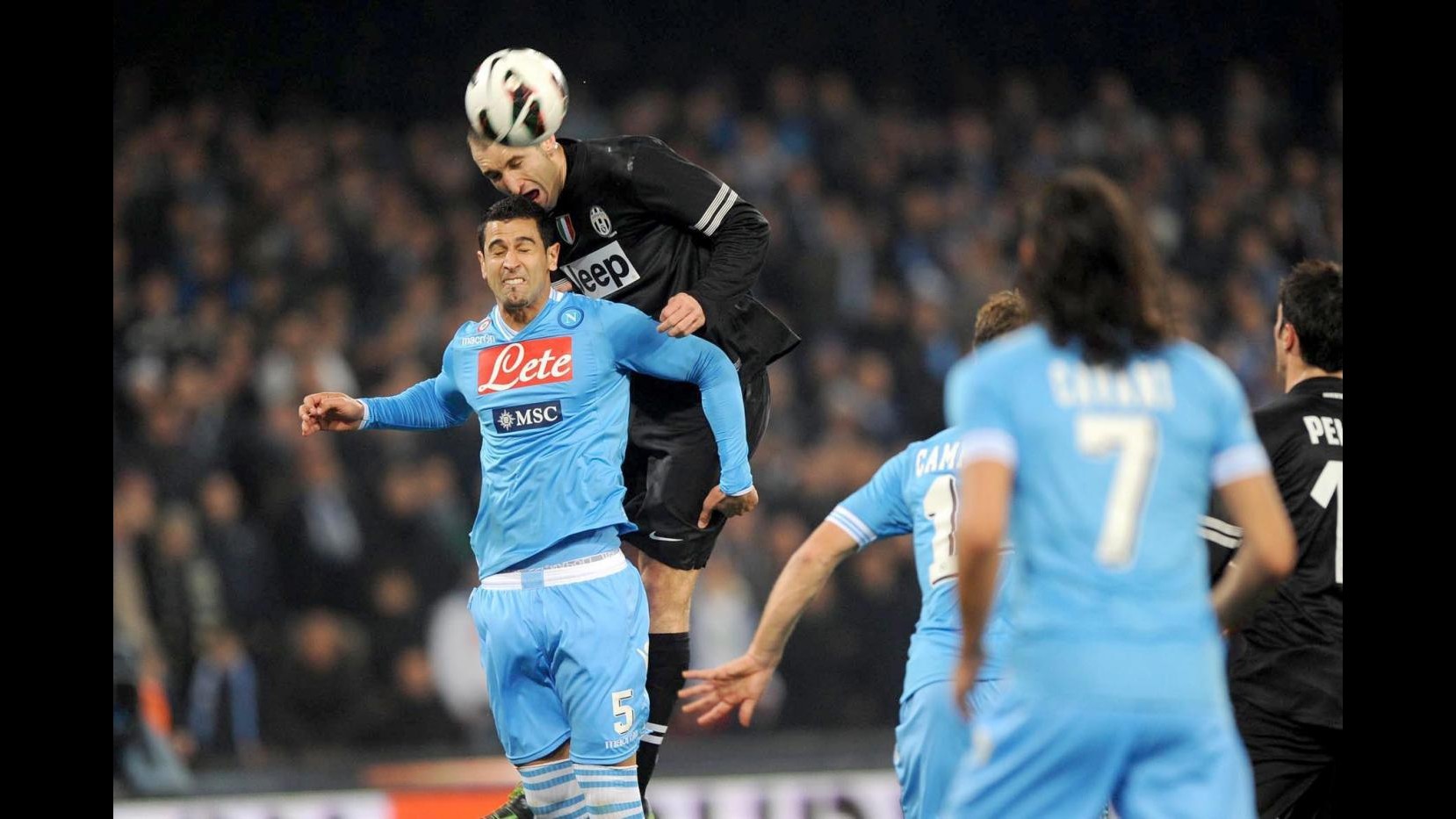 Napoli-Juve 1-1 al San Paolo, bianconeri a +6. Cavani graziato
