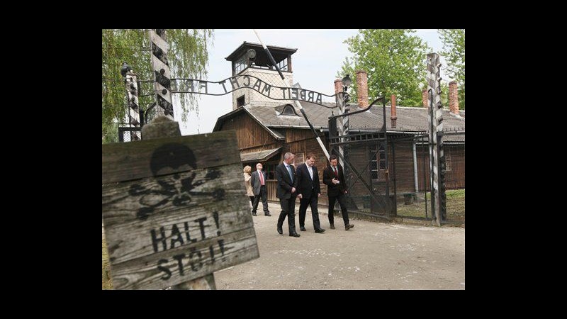 Polonia, ministro Esteri Canada visita ex campo nazista di Auschwitz