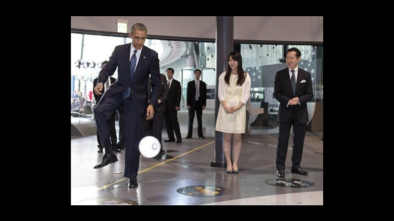 Obama in Giappone gioca a calcio col robot