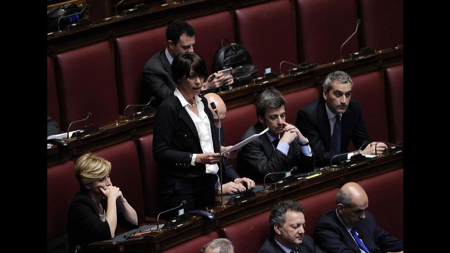 Lavoro, la Camera approva il decreto. Deputati M5S con le catene in aula