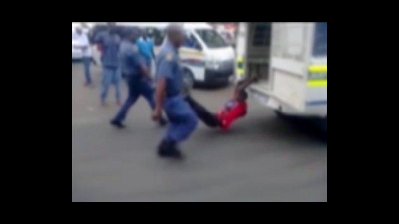 Sudafrica, 8 agenti sospesi dopo morte uomo trascinato da auto polizia