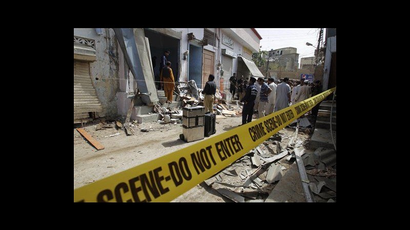Pakistan, bomba esplode a Karachi: 3 morti tra cui ufficiale polizia