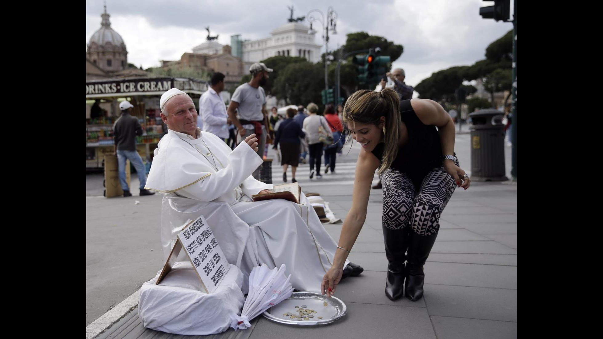 Roma, travestito da Wojtyla fa foto con turisti. Ma avverte: Sono un doppione