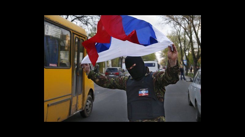Ucraina, polizia libera municipio di Mariupol occupato da filo russi