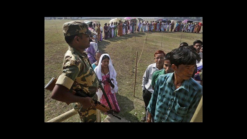 India, aperti i seggi per nuova tappa parlamentari. Scontri in Kashmir