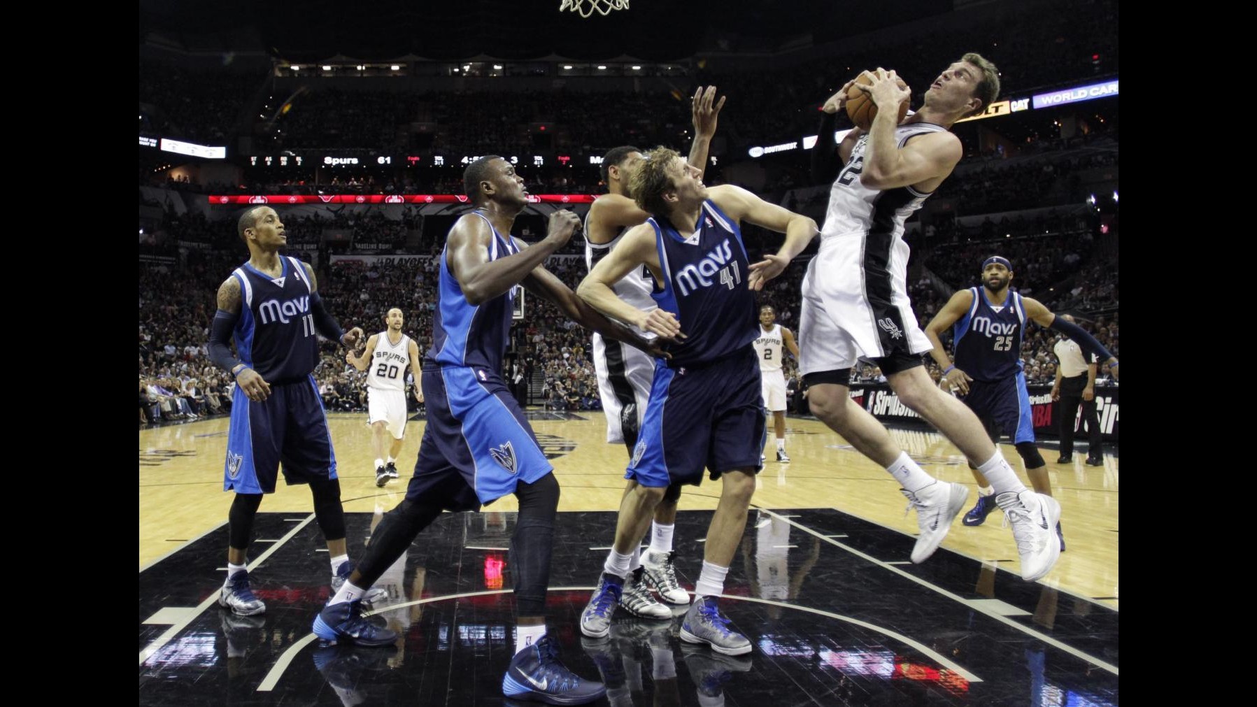 Playoff Nba: San Antonio ko con Dallas, 7 punti per Belinelli. Miami e Portland sul 2-0