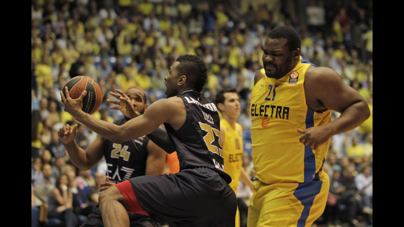 Eurolega, sfuma sogno Milano: cade in casa del Maccabi 86-66 ed è fuori