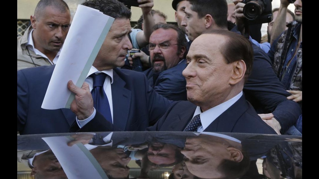 Berlusconi firma accettazione servizi sociali: Non saranno problema per campagna alle Europee