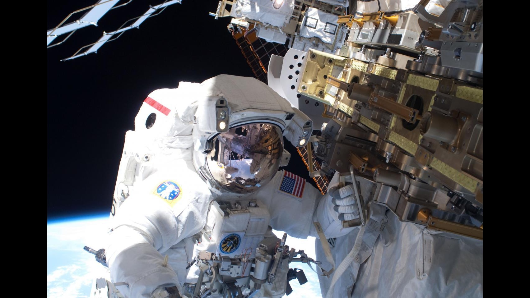 Spazio, passeggiata fuori Iss: sostituito computer guasto