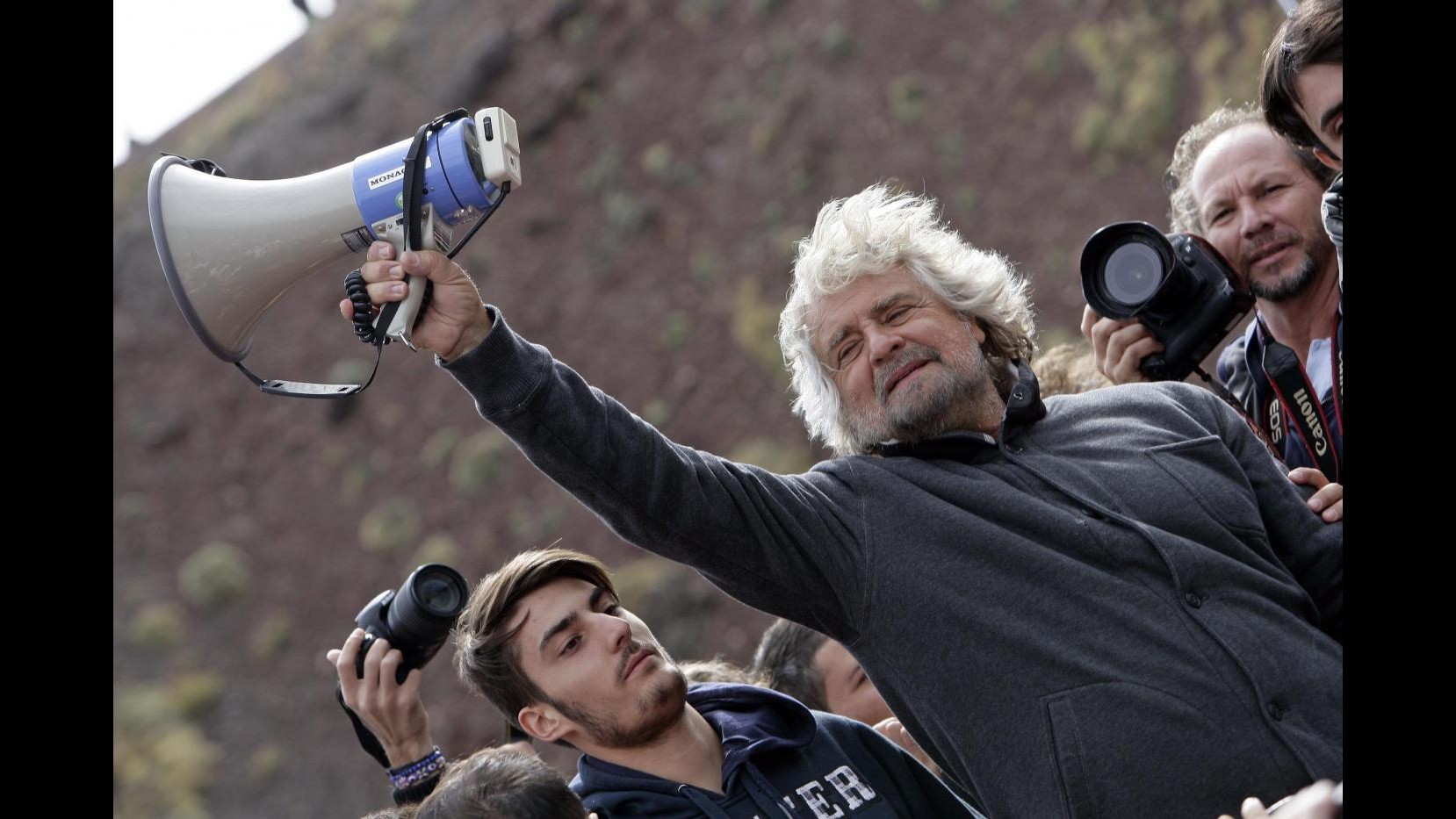 Grillo: Chapeau per Napolitano, un italiano con la schiena dritta
