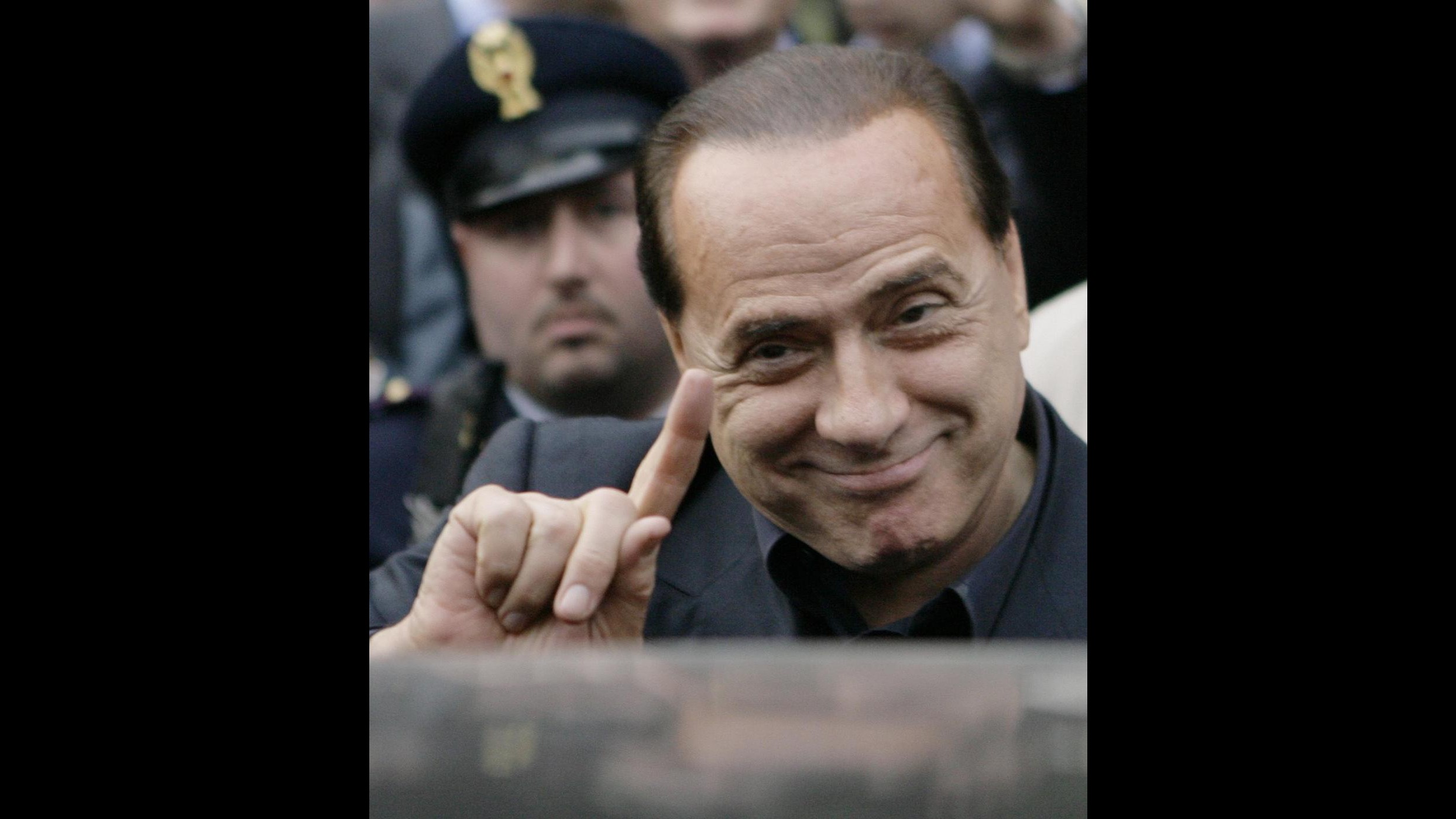 Berlusconi indagato per corruzione: da pm Napoli invito a comparire