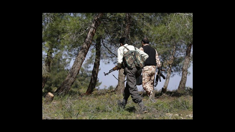 Siria, media di Stato: Almeno un morto in esplosione autobomba a Homs