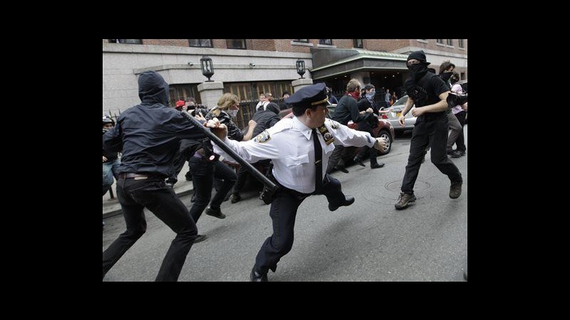 Polizia NY lancia campagna web: piovono foto di abusi