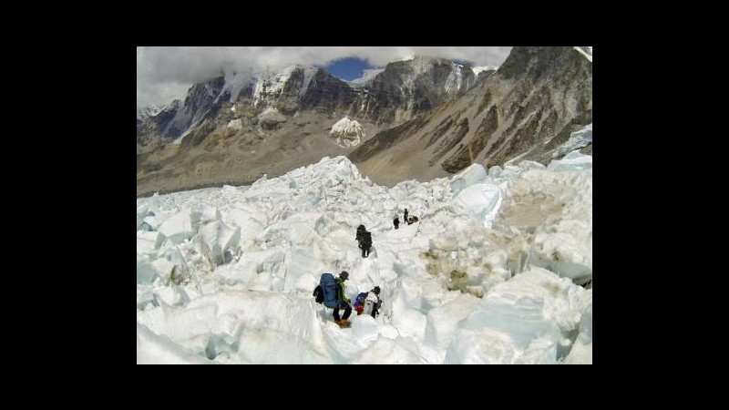 Nepal, gli sherpa abbandonano il campo base sull’Everest