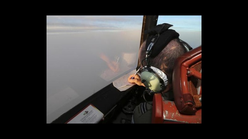 Aereo disperso, oceano porta oggetti su rive Australia: in corso analisi