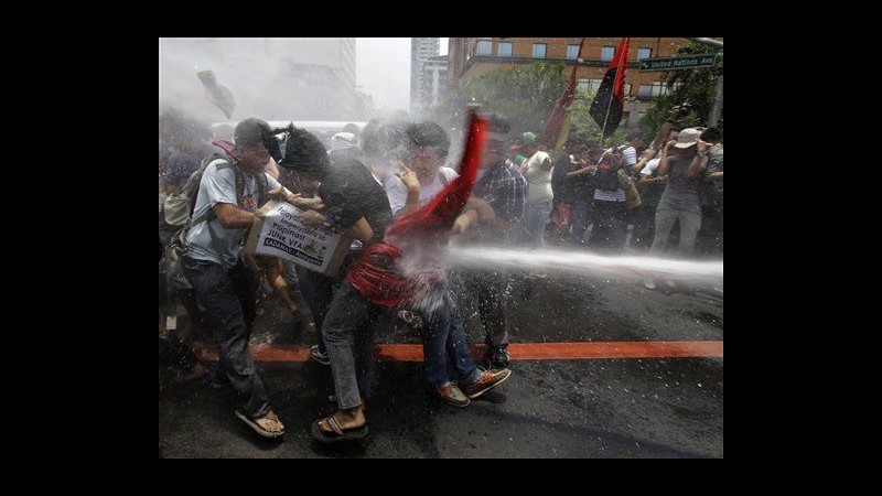 Filippine, scontri durante protesta contro visita di Obama a Manila