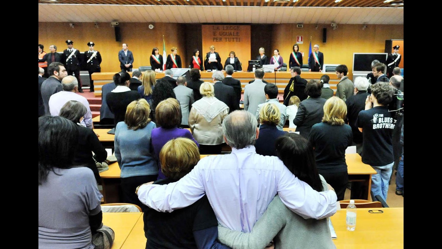 Thyssen, oggi la sentenza, le foto delle vittime su cancello Tribunale