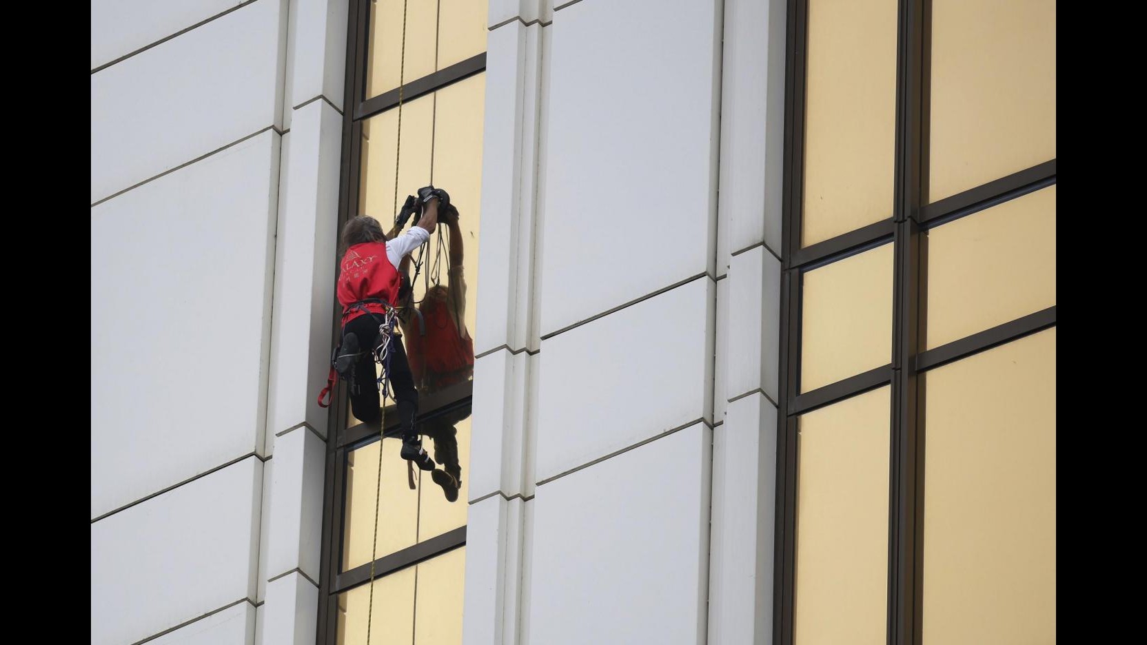 Lo ‘Spiderman francese’ si arrampica sul grattacielo di Macao