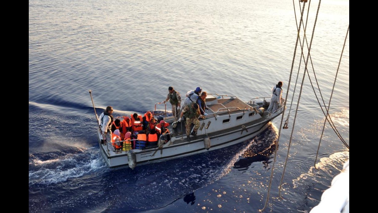 Sbarchi, avvistato barcone con 200 migranti a bordo: diretto in Sicilia