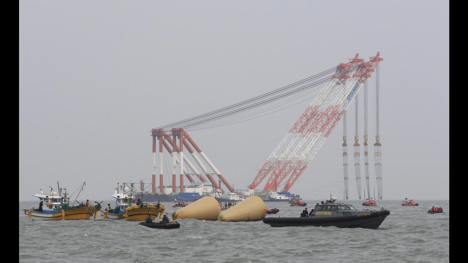 Sud Corea, salite a 104 le vittime del naufragio del traghetto Sewol