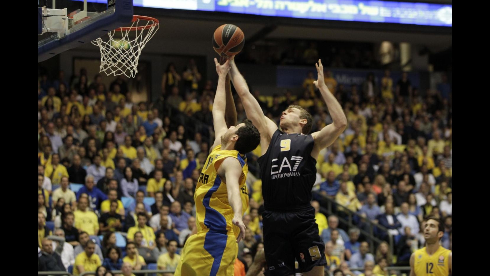 Basket, playoff Eurolega: Milano sconfitta a Tel Aviv 75-63 in gara 3. Israeliani sul 2-1