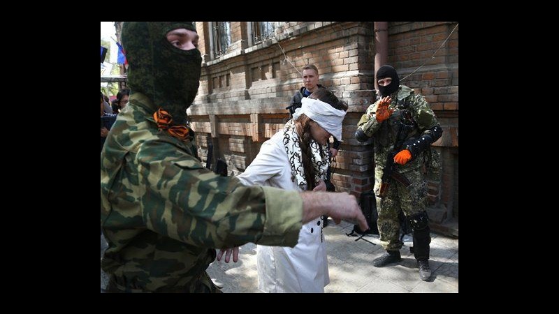 Ucraina, fermati e poi rilasciati dai filorussi tre giornalisti: due sono italiani