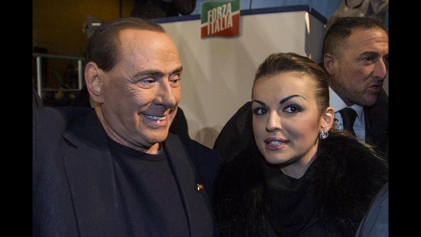 Selfie di Pasquetta: Berlusconi con Pascale e Ronzulli. Poi spunta Dudù