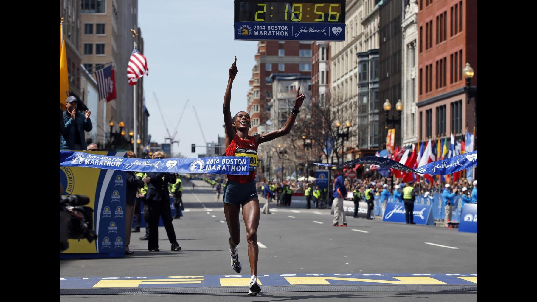 Maratona Boston, Keflezighi e Jeptoo trionfano un anno dopo il tragico attentato